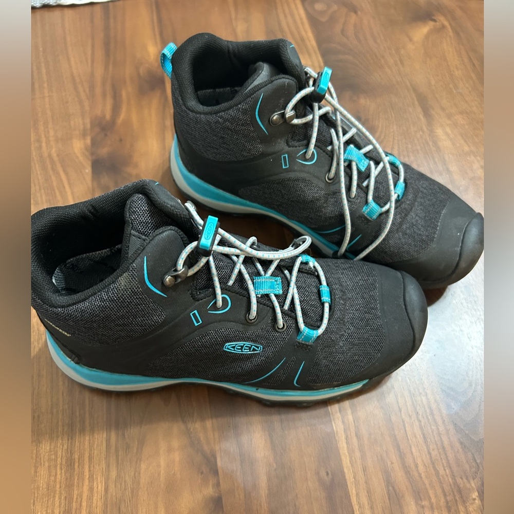 Keen kids Black and Blue Hiking Shoes size 4